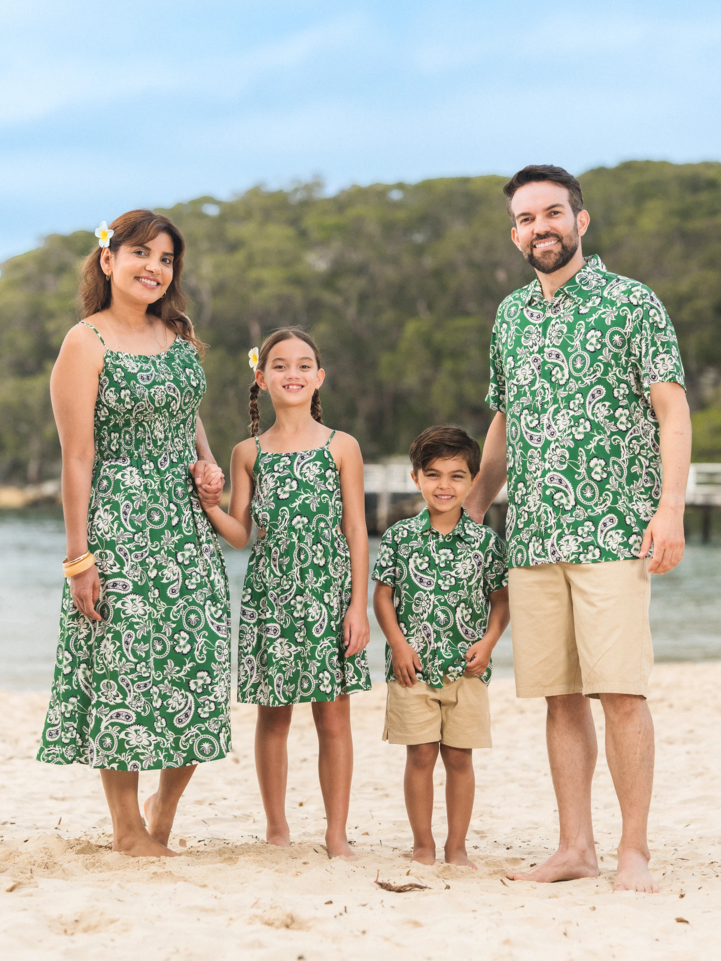 11841-family-matching-outfits-set-floral-print-short-sleeve-collar-shirt-or-strappy-smocked-dress-for-summer-vacation-green-1.webp Family Matching Outfits Set Floral Print Short-sleeve Collar Shirt or Strappy Smocked Dress for Summer Vacation Green
